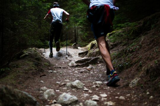 two people running Höhentraining