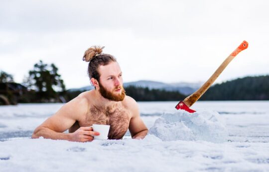Eisbäder fördern Regeneration, senken Entzündungen und stärken mentale sowie körperliche Leistung – ideal für Sportler. Eisbad für Athleten