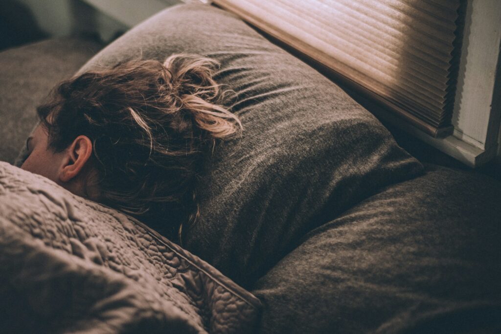 REM-Schlaf ist entscheidend für mentale Stärke, emotionale Balance und Bewegungslernen – ein unterschätzter Erfolgsfaktor für Sportler. Wer ihn optimiert, steigert Leistung und Regeneration auf neuem Level.
